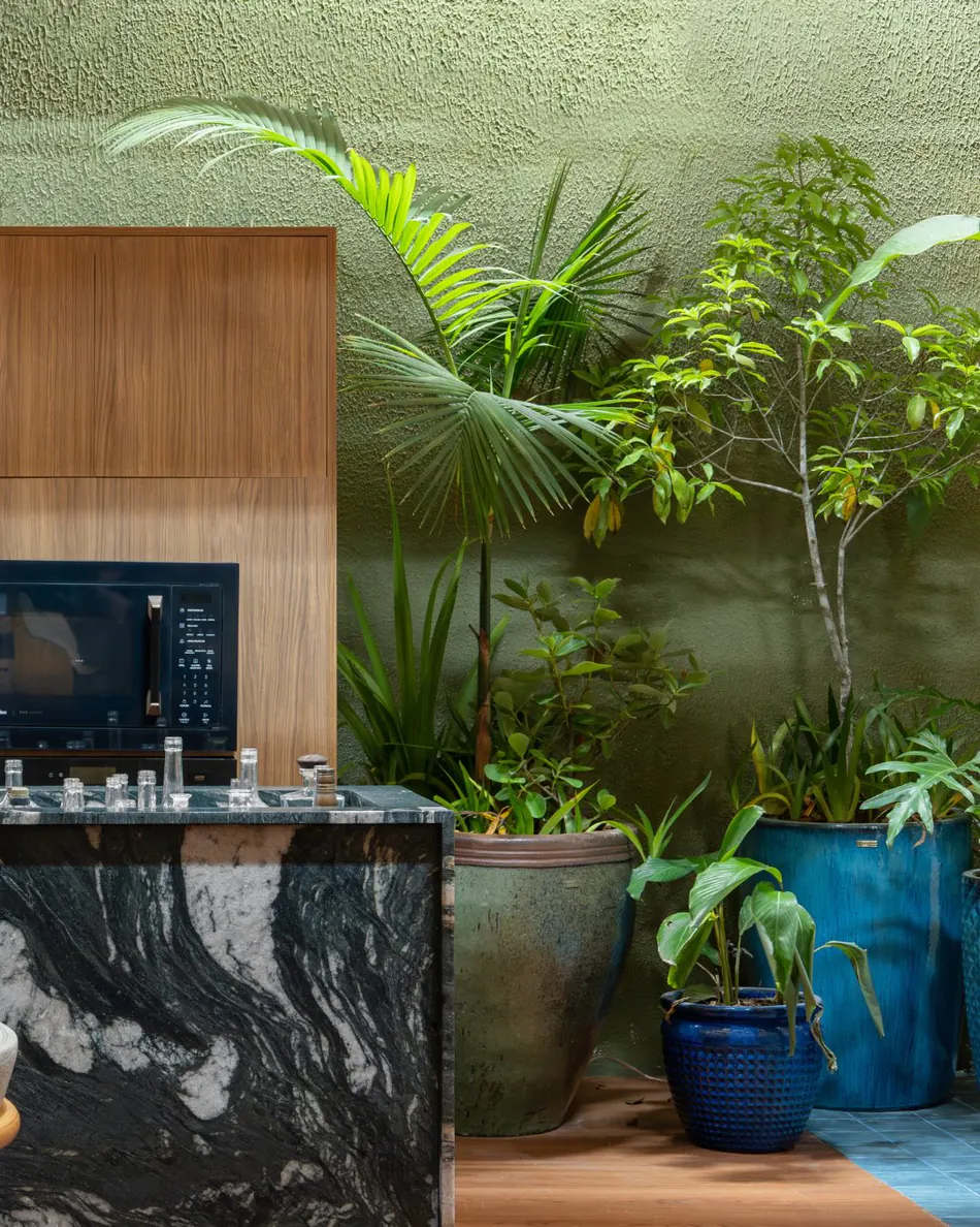 Bancada em Everglades entre vasos e plantas, com o veio branco em destaque