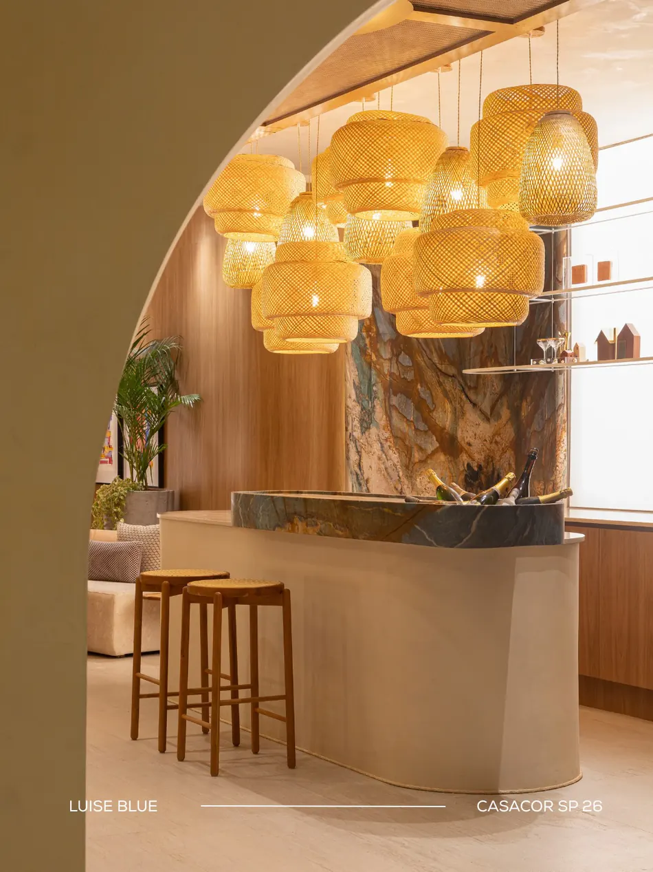 Ambiente QALB na CasaCor São Paulo 2026, com bancada em Luise Blue ®