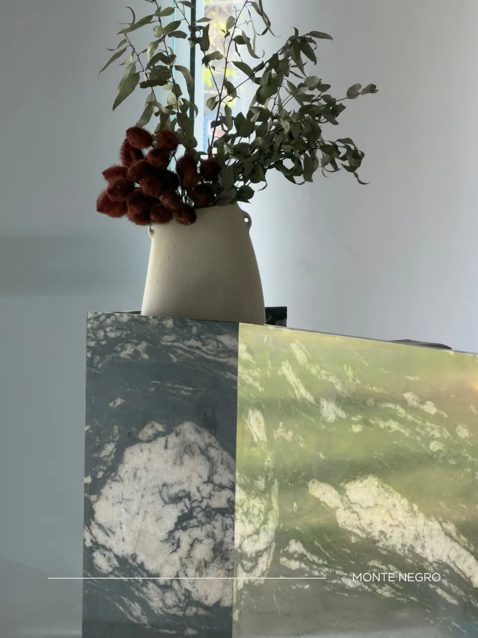Vaso de cerâmica sobre bloco em Everglades