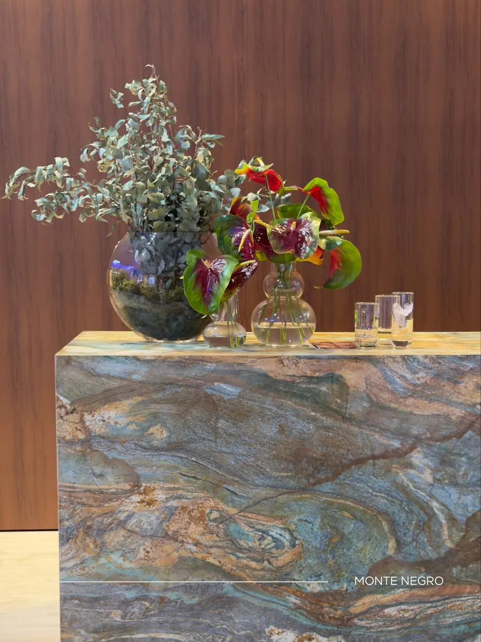 Bancada em Luise Blue ® com arranjo de flores e taças